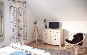 2 bedrooms, travel crib, free WiFi