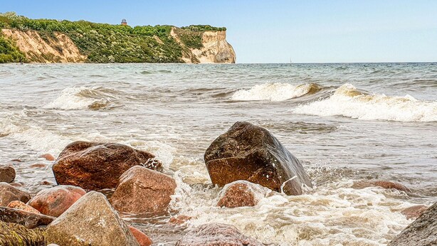 A rocky shoreline with waves crashing against the rocks. - Gorgeous home in Breege/Juliusruh (Breege/Juliusruh)