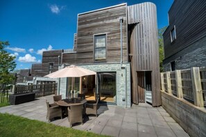Outdoor dining - Fabulous property with extensive roof terrace, reached by a spiral staircase, affords panoramic view (Looe)