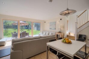 TV - Fabulous property with extensive roof terrace, reached by a spiral staircase, affords panoramic view (Looe)