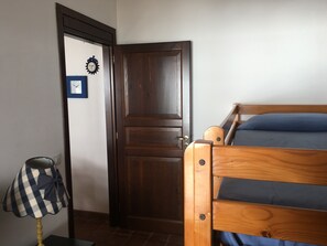 2 dormitorios, tabla de planchar con plancha, wifi gratis y ropa de cama