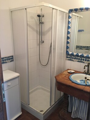 Secadora de cabello y papel de baño 