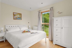 3 bedrooms, internet, bed sheets - Perfect pet friendly bolthole, with balconies from front and rear bedrooms and private roof terrace (Looe)