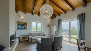 Televisie, een open haard, boeken en een stereo