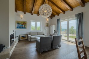 Televisie, een open haard, boeken en een stereo