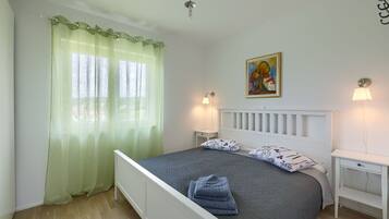 3 bedrooms, iron/ironing board, free WiFi, bed sheets