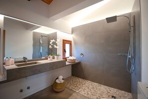 Dusche, Haartrockner, Bidet, Handtücher