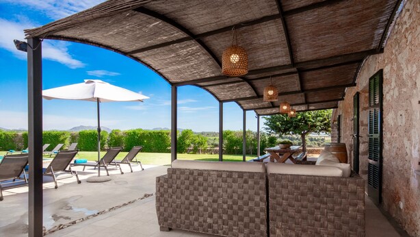 An outdoor patio with wicker furniture, a covered seating area, and a view of the landscape. - 44287 Finca Rústica Sa Pleta - 44287 Finca Rústica Sa Pleta (Manacor)