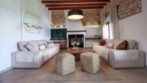 A living room with two sofas, a coffee table, and a fireplace. - 44287 Finca Rústica Sa Pleta - 44287 Finca Rústica Sa Pleta (Manacor)