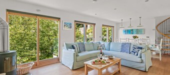 Beautifully decorated "Sea Shack", with large sun roof terrace and large private hot tub.