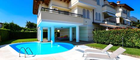 Una piscina al aire libre