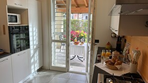 Kühlschrank, Mikrowelle, Ofen, Geschirrspüler