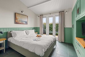 3 bedrooms, internet, bed sheets - Beautiful holiday home, just a walk away from Talland beach... (Looe)