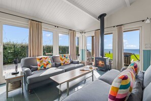 TV - Beautiful holiday home, just a walk away from Talland beach... (Looe)