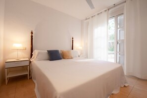 3 bedrooms, in-room safe, iron/ironing board, travel cot