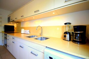 Jääkaappi, mikroaaltouuni, uuni, astianpesukone