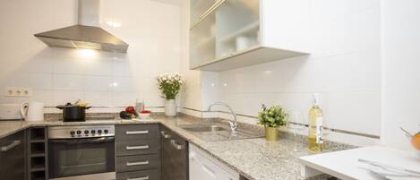 Een koelkast, een microgolfoven, een oven, een kookplaat