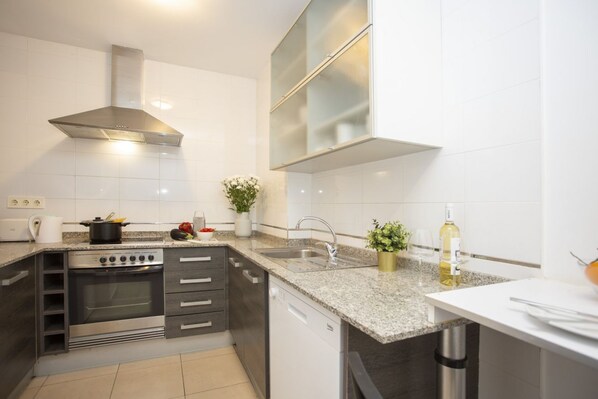 Réfrigérateur, micro-ondes, four, plaque de cuisson