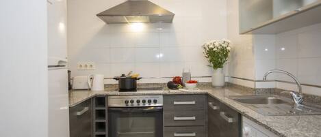 Geladeira, micro-ondas, fogão, cooktop