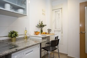 Køleskab, mikrobølgeovn, ovn, kogeplade