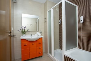 Shower, hair dryer, towels