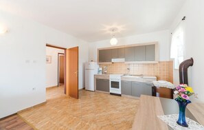 Fridge, stovetop, coffee/tea maker