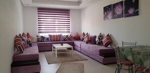 Appartement, 2 chambres | Coin séjour | TV connectée de 39 pouces avec chaßnes par satellite, télévision