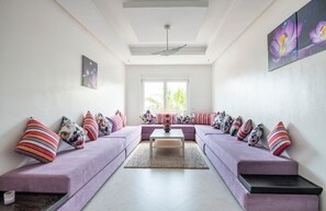 39-inch Smart TV with satellite channels, TV - Appartement 26 ensoleillé à 5 min de la plage El Jadida (El Jadida)