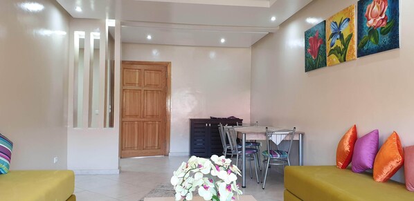 Appartement, 2 chambres | Salle de séjour | TV connectée de 39 pouces avec chaßnes par satellite, télévision