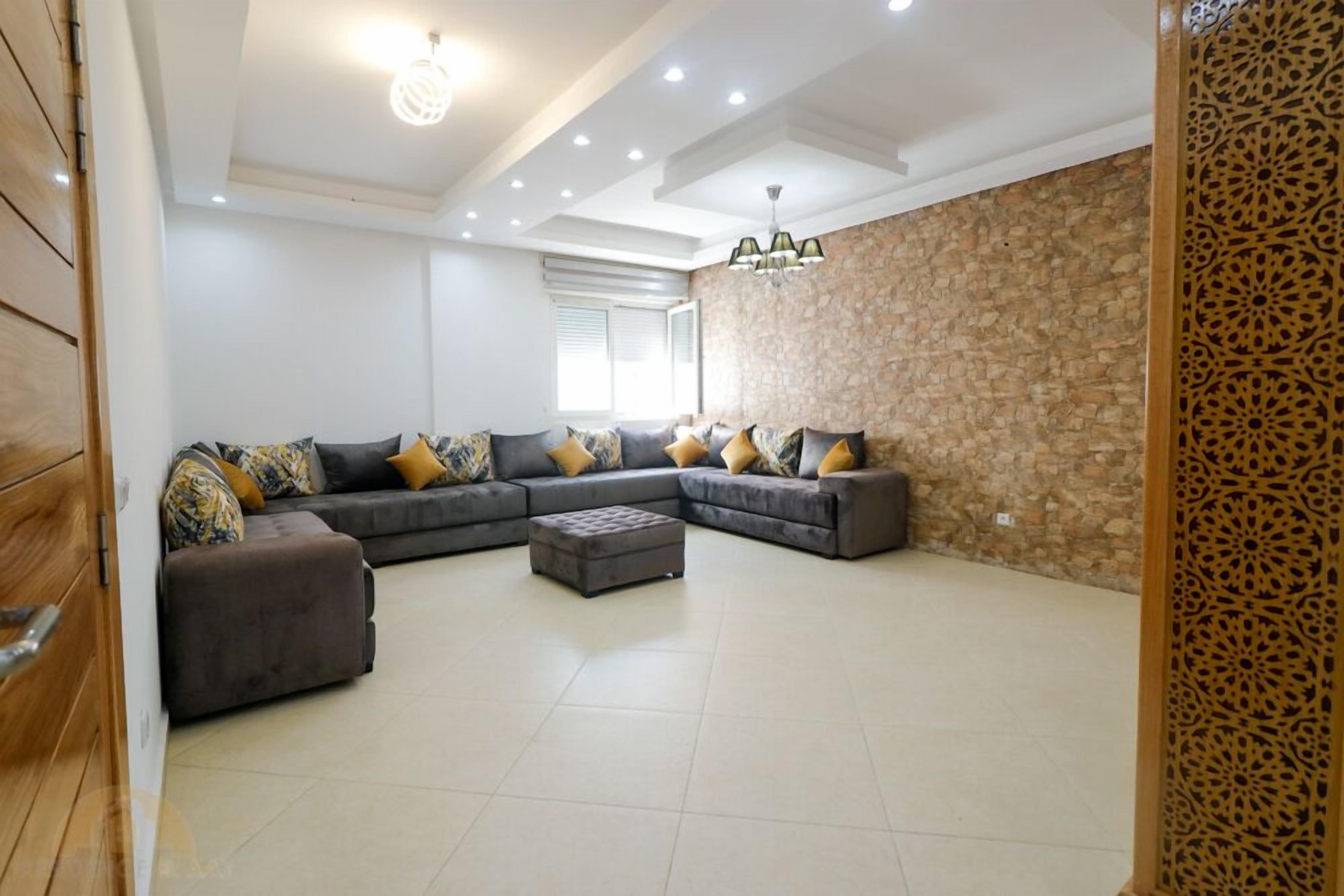 Departamento, 2 habitaciones | Área de sala de estar | Smart TV de 39 pulgadas con canales vía satélite y televisión 