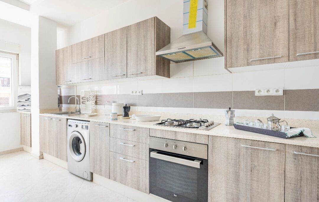 Full-sized fridge, microwave, oven, electric kettle