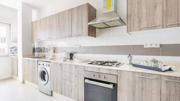 Full-sized fridge, microwave, oven, electric kettle