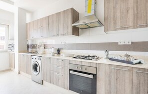 Full-size fridge, microwave, oven, electric kettle