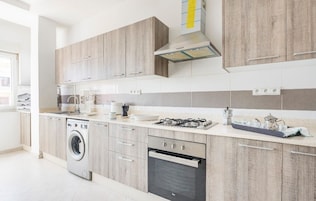 Refrigerador con freezer, microondas, horno, tetera/pava eléctrica