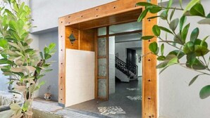 A wooden-framed doorway leading to a staircase. - Appartement 26 ensoleillé à 5 min de la plage El Jadida (El Jadida)
