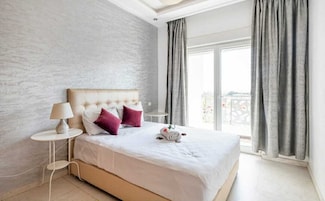 2 habitaciones, cubrecamas, escritorio y cortinas blackout