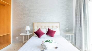 Apartamento, 2 habitaciones | 2 dormitorios, edredones de plumas, escritorio y cortinas opacas