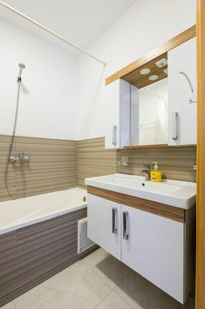 Appartement, 2 chambres | Salle de bain | Baignoire et douche séparées, baignoire relaxante profonde