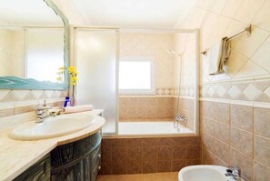 Douche, sèche-cheveux, bidet, serviettes fournies