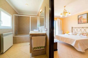 Shower, hair dryer, bidet, towels