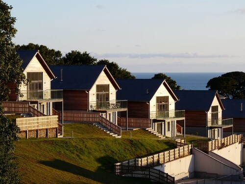 Beautiful holiday home with hot tub, just a walk away from Talland beach...