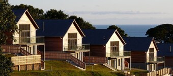 Beautiful holiday home with hot tub, just a walk away from Talland beach...