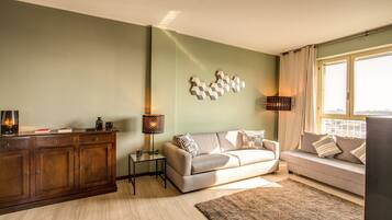 Télévision, baby-foot, livres