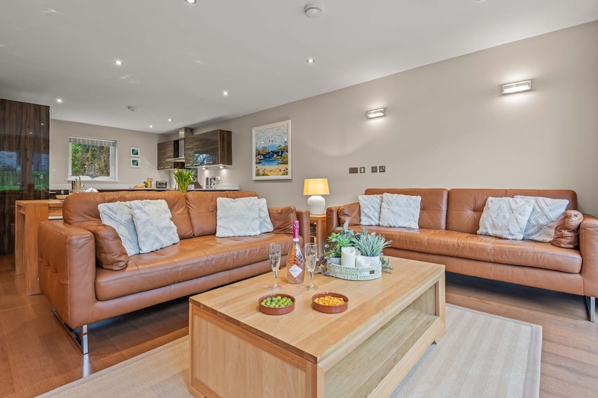 Stylish And Contemporary Pet Friendly Property Featuring A Wood-burning Stove, Patio Hot Tub And Lar - Looe