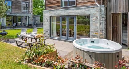 ĂlĂ©gant et contemporain propriĂ©tĂ© conviviale pour animaux de compagnie avec un poĂȘle Ă bois, un jacuzzi terrasse et lar