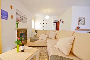 TV, fireplace