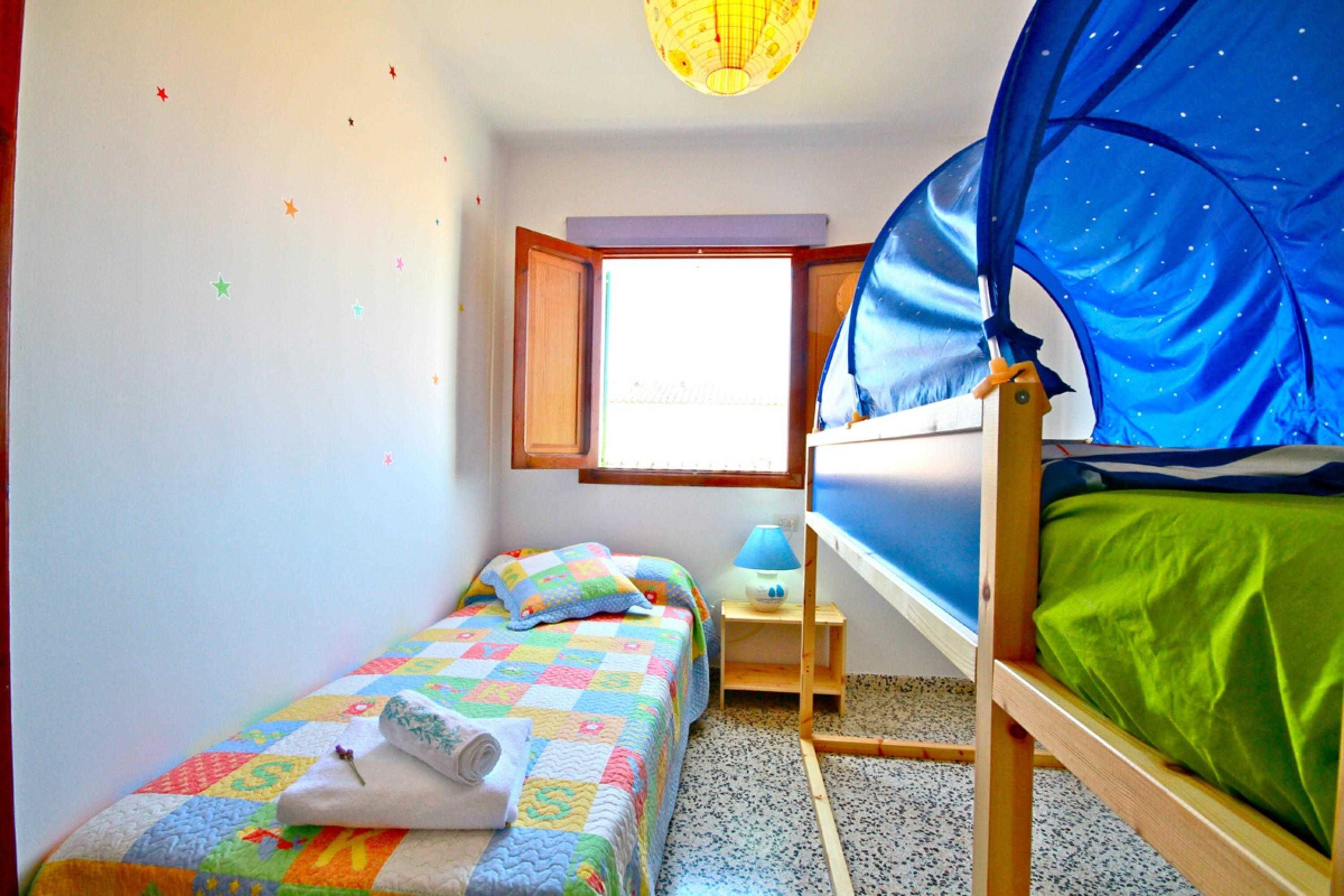 4 多间卧室、旅行婴儿床、WiFi、床单