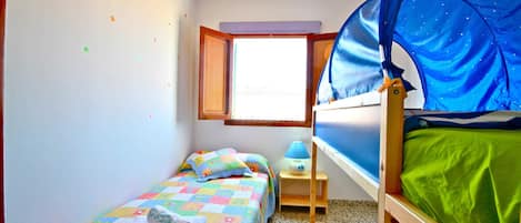 4 bedrooms, travel cot, WiFi, bed sheets