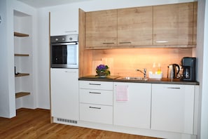 Jääkaappi, uuni, liesi, astianpesukone