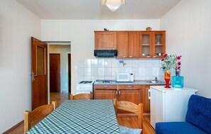 Kühlschrank, Mikrowelle, Herdplatte, Wasserkocher mit Kaffee-/Teezubehör
